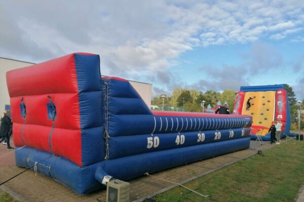 Name der Hüpfburg hier